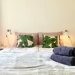 Cute Pug Guest 홈스테이 *